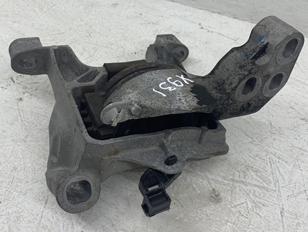 Mazda ENGINE MOUNT BRACKET / ENGINEMOUNTBRACKET 3 (BM) 2018 Скоба